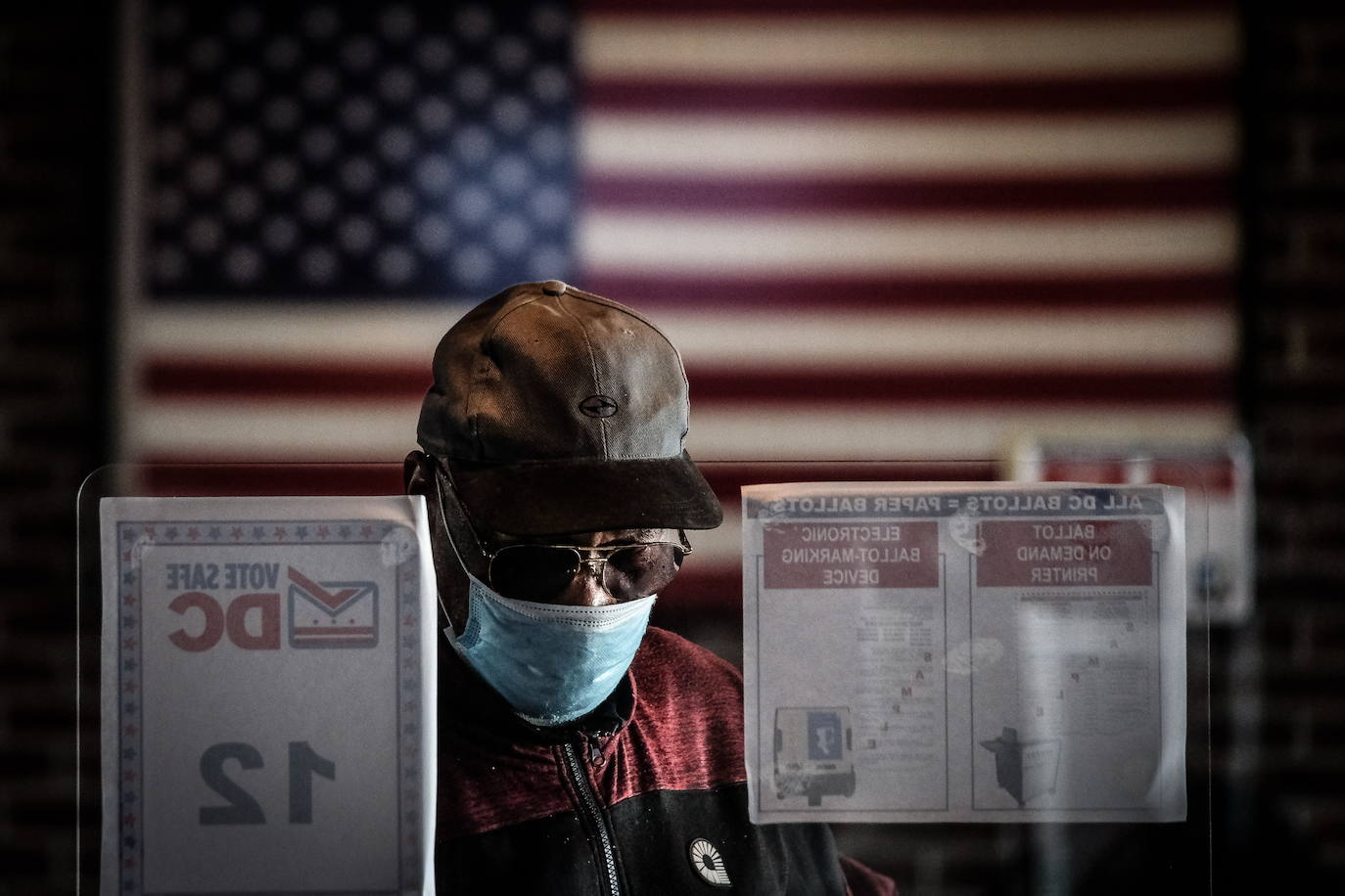 Un votante dentro del centro de votación en Nationals Park, en Washington.