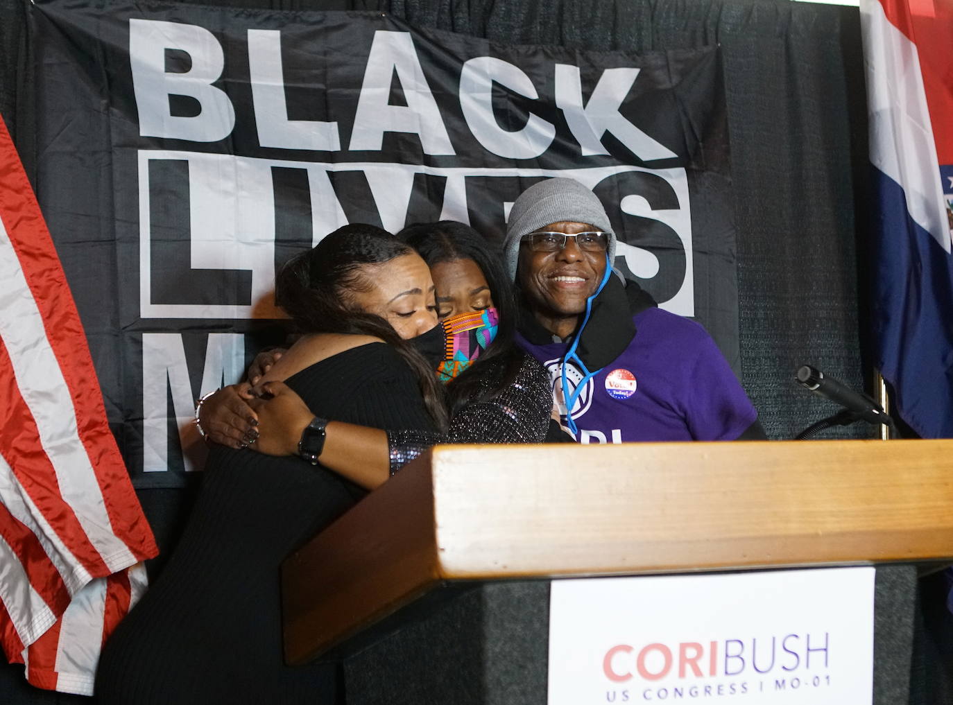 La candidata a la Cámara de Representantes de Estados Unidos, Cori Bush, abraza a su hermana Keli y al padre Errol en St. Louis, Missouri.