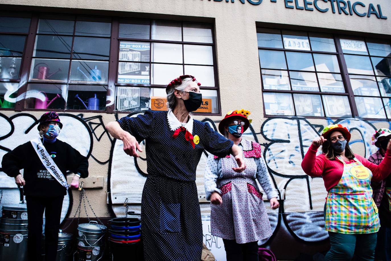 Los manifestantes del grupo "Raging Grannies" actúan durante una manifestación un día después de las elecciones presidenciales de los Estados Unidos en Portland, Oregon, el 4 de noviembre de 2020.