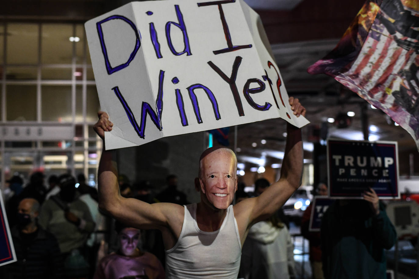 Un partidario de Trump actúa como Joe Biden cuando los manifestantes de ambos candidatos se reúnen durante una protesta mientras continúa el recuento de votos en medio de las elecciones presidenciales de Estados Unidos aún controvertidas.