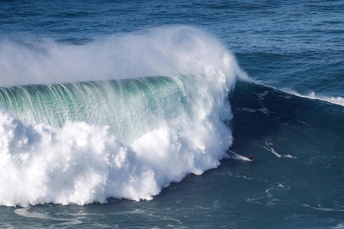 Surfistas especialistas en condiciones extremas intentan dominar la fuerza del mar en Praia do Norte, célebre lugar de Nazaré, que disfruta ya de sus primeras olas gigantes del otoño portugués. Para muchos, la ambición es domar la mayor ola posible y poder batir algún día el récord del mundo, que ostenta el brasileño Rodrigo Koxa, con una ola de 24,38 metros surfeada en Nazaré.