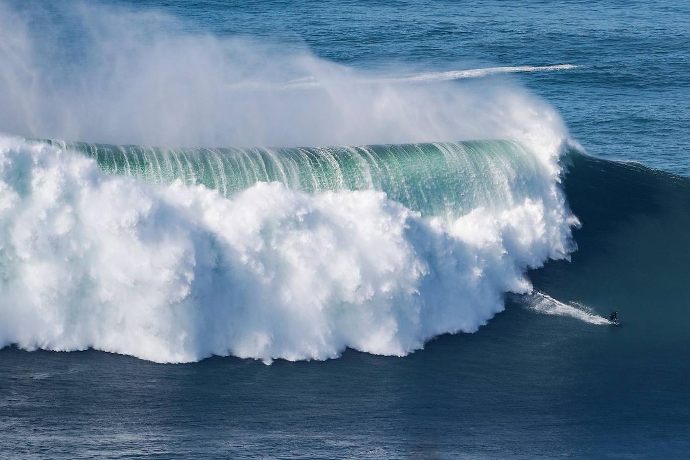 Surfistas especialistas en condiciones extremas intentan dominar la fuerza del mar en Praia do Norte, célebre lugar de Nazaré, que disfruta ya de sus primeras olas gigantes del otoño portugués. Para muchos, la ambición es domar la mayor ola posible y poder batir algún día el récord del mundo, que ostenta el brasileño Rodrigo Koxa, con una ola de 24,38 metros surfeada en Nazaré.