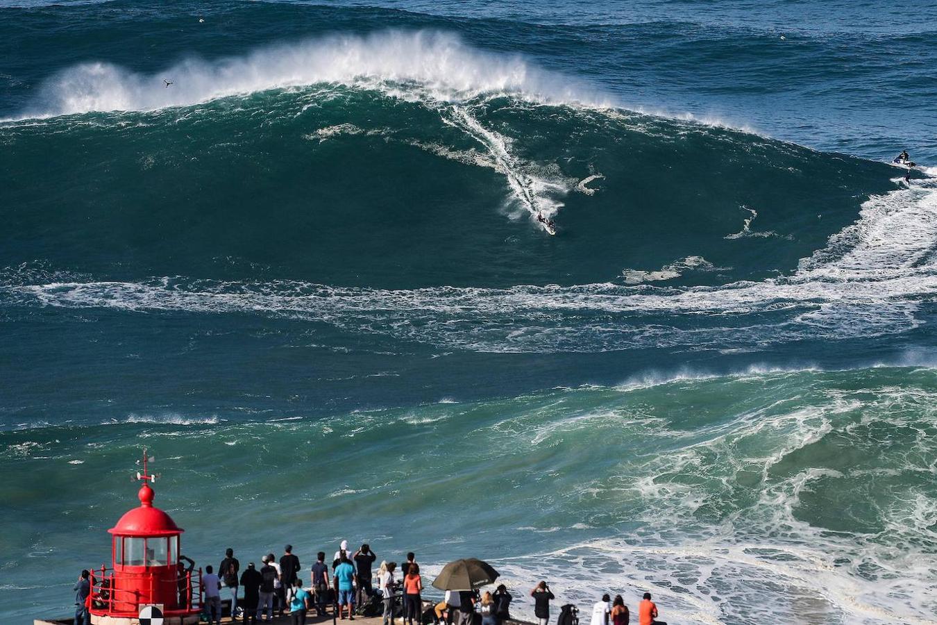 Surfistas especialistas en condiciones extremas intentan dominar la fuerza del mar en Praia do Norte, célebre lugar de Nazaré, que disfruta ya de sus primeras olas gigantes del otoño portugués. Para muchos, la ambición es domar la mayor ola posible y poder batir algún día el récord del mundo, que ostenta el brasileño Rodrigo Koxa, con una ola de 24,38 metros surfeada en Nazaré.