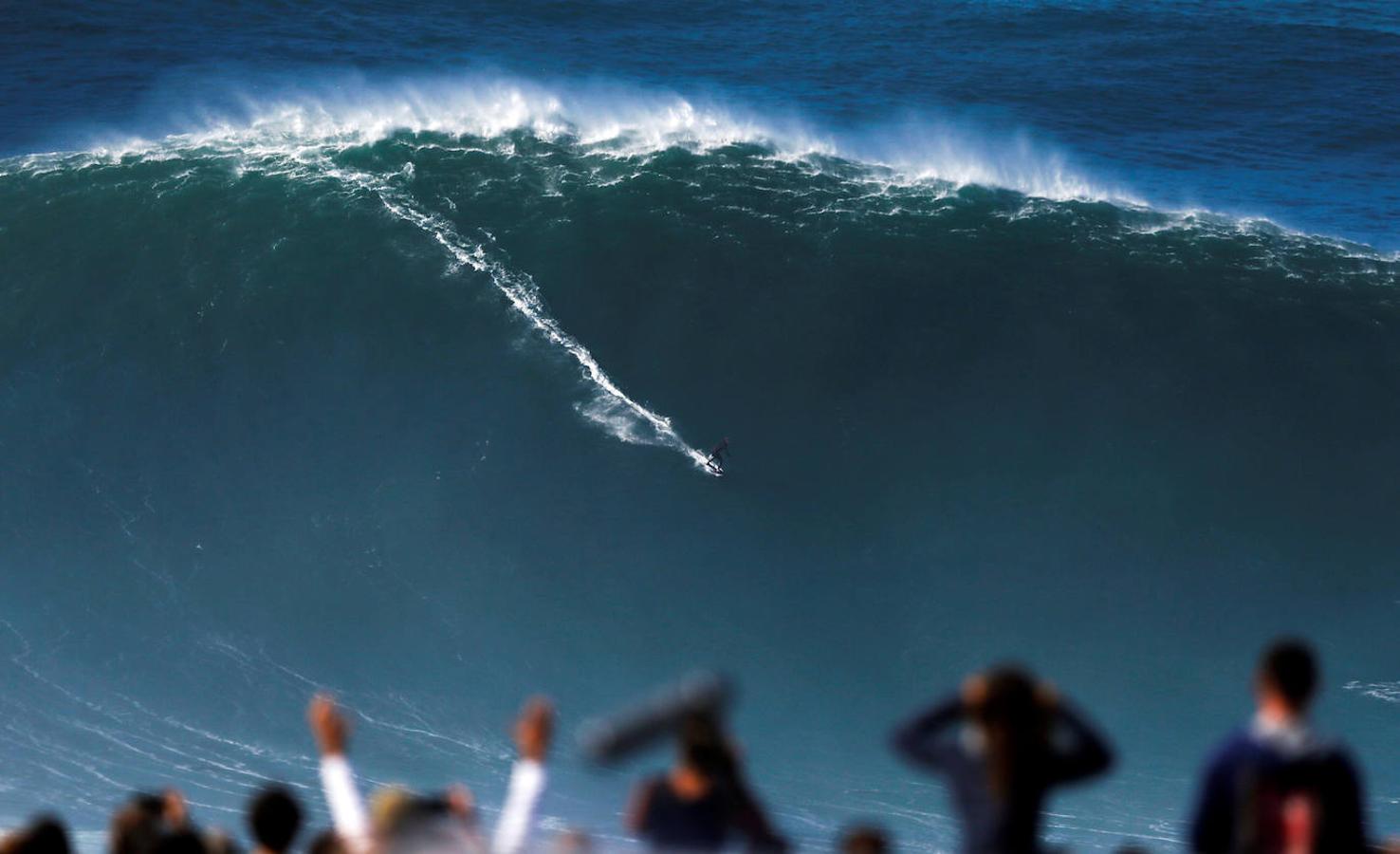 Surfistas especialistas en condiciones extremas intentan dominar la fuerza del mar en Praia do Norte, célebre lugar de Nazaré, que disfruta ya de sus primeras olas gigantes del otoño portugués. Para muchos, la ambición es domar la mayor ola posible y poder batir algún día el récord del mundo, que ostenta el brasileño Rodrigo Koxa, con una ola de 24,38 metros surfeada en Nazaré.