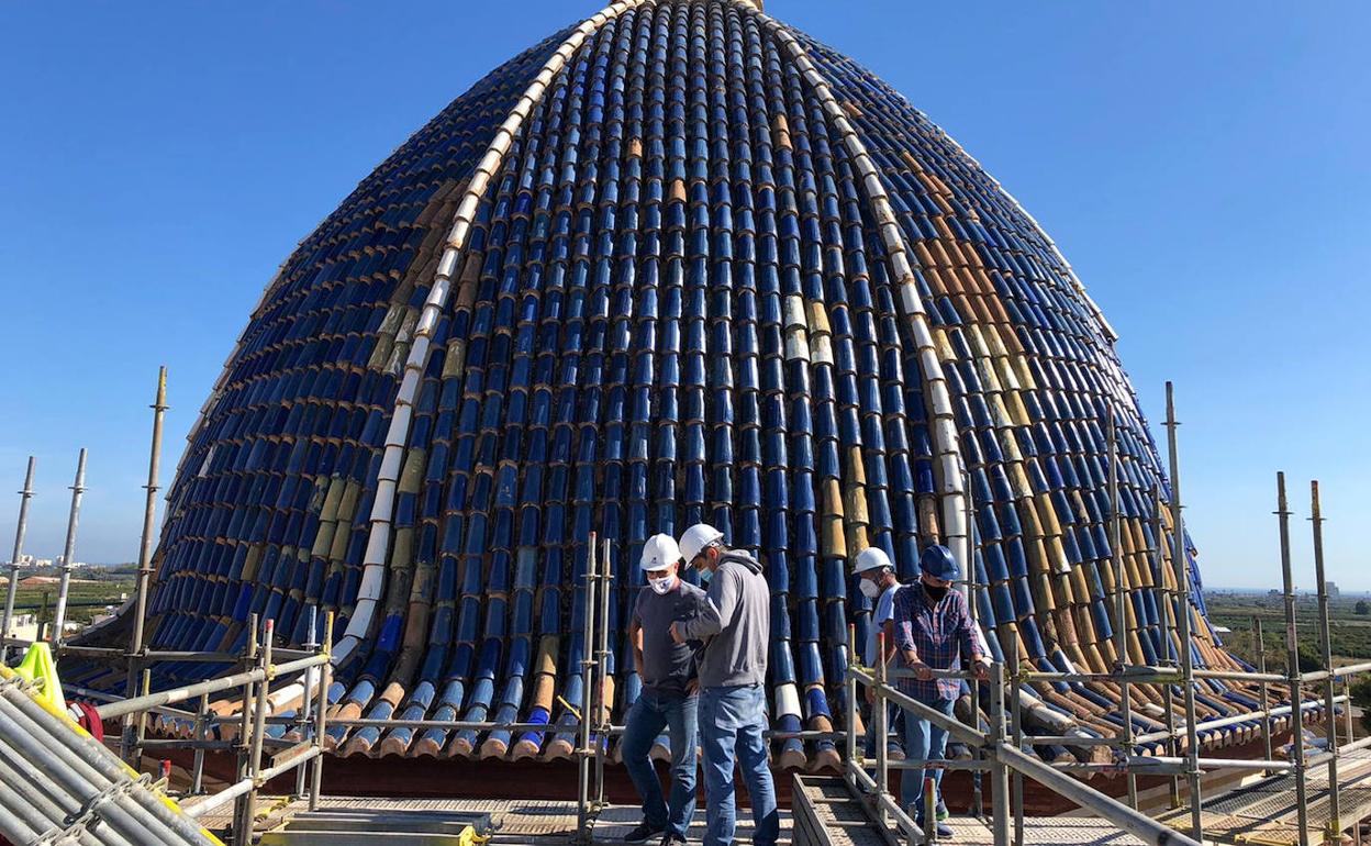 Los técnicos sobre el andamio que se ha instalado para llegar a la cúpula. 