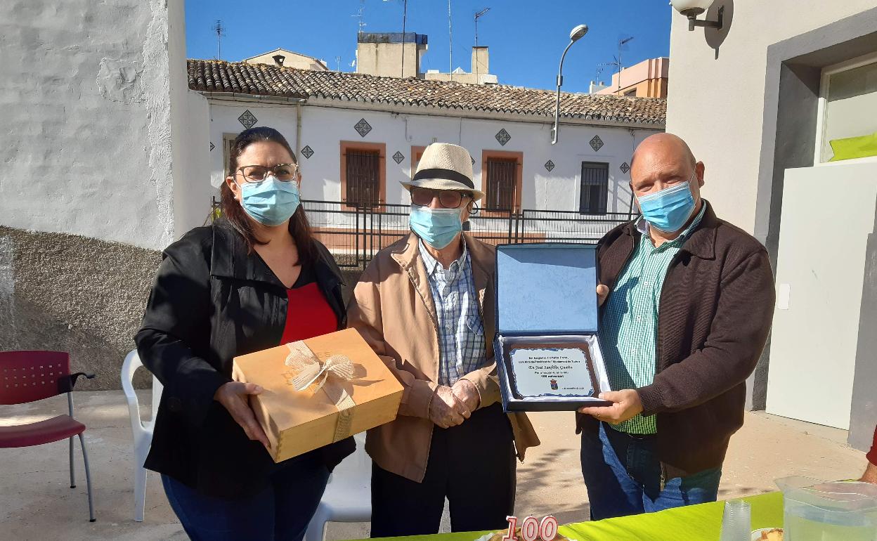 El alcalde y la concejala,  junto con el vecino centenario. 