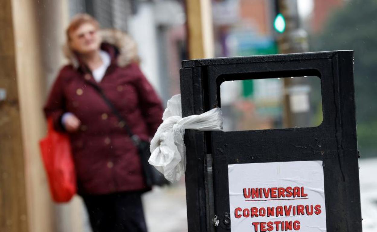 Uno de los carteles que anuncia pruevas masivas de la covid-19 en Liverpool.