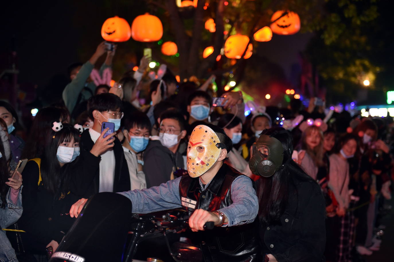 Wuhan, la ciudad china donde se originó la pandemia del coronavirus, muestra un aspecto bien diferente al de cualquier localidad europea. Sus ciudadanos, muchos sin mascarilla, han podido reunirse y festejar la noche de Halloween, como si el virus fuese algo del pasado. Calles llenas de gente disfrazada, bailando y sin distancia de seguridad; una imagen que dista de lo se está viviendo en España, con cierres perimetrales, toque de queda y el uso de mascarilla obligatoria. 