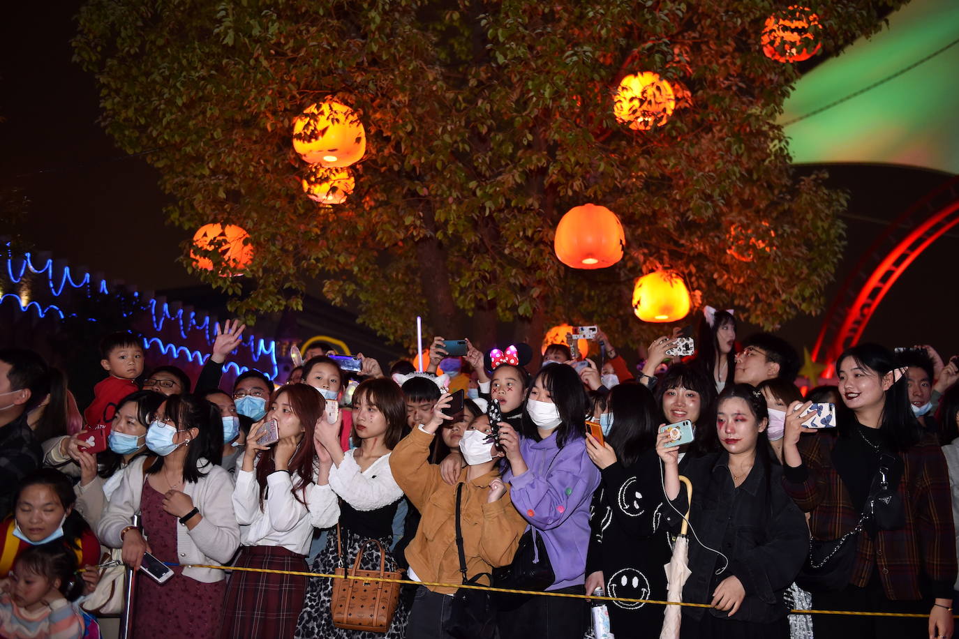 Wuhan, la ciudad china donde se originó la pandemia del coronavirus, muestra un aspecto bien diferente al de cualquier localidad europea. Sus ciudadanos, muchos sin mascarilla, han podido reunirse y festejar la noche de Halloween, como si el virus fuese algo del pasado. Calles llenas de gente disfrazada, bailando y sin distancia de seguridad; una imagen que dista de lo se está viviendo en España, con cierres perimetrales, toque de queda y el uso de mascarilla obligatoria. 