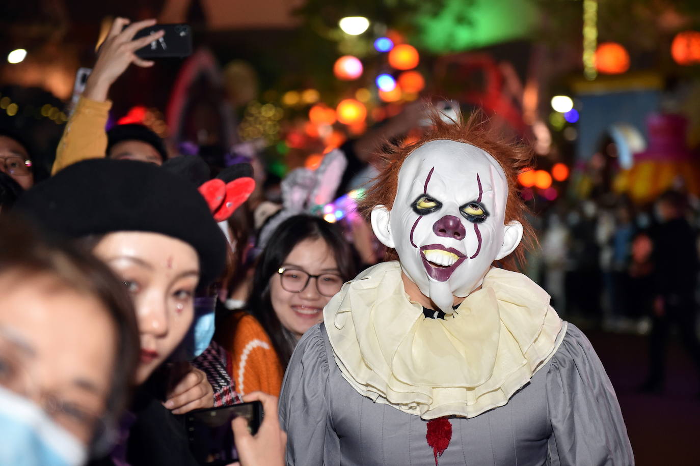 Wuhan, la ciudad china donde se originó la pandemia del coronavirus, muestra un aspecto bien diferente al de cualquier localidad europea. Sus ciudadanos, muchos sin mascarilla, han podido reunirse y festejar la noche de Halloween, como si el virus fuese algo del pasado. Calles llenas de gente disfrazada, bailando y sin distancia de seguridad; una imagen que dista de lo se está viviendo en España, con cierres perimetrales, toque de queda y el uso de mascarilla obligatoria. 