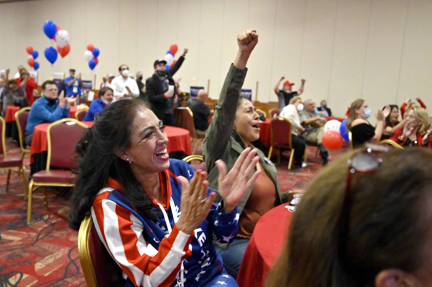 Loretta Oakes, izquierda, y Dina Lynn de Las Vegas, durante una fiesta republicana en el South Point Hotel & Casino en Las Vegas, Nevada.