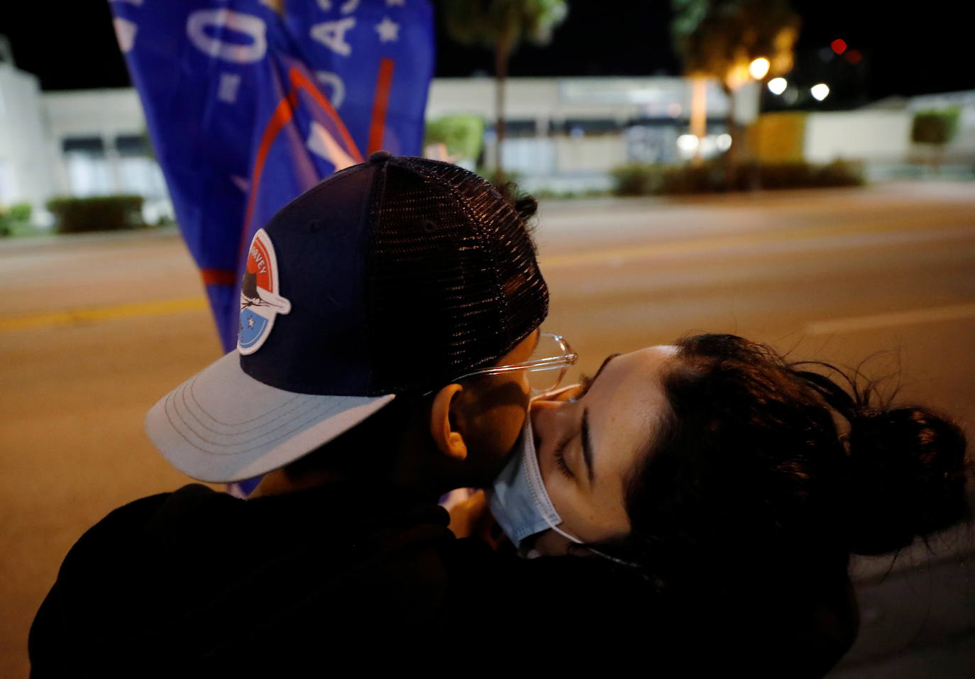 Una pareja seguidora de Trump se besa tras conocer los resultados en algunos estados.