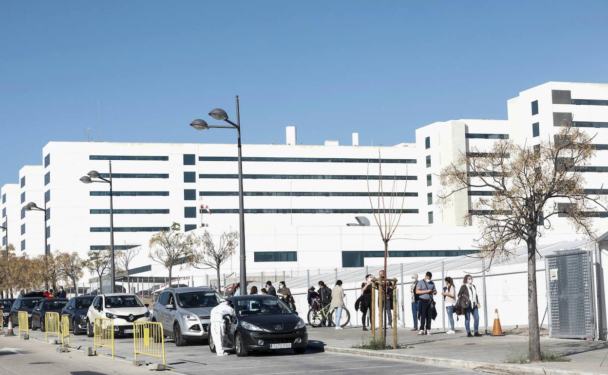 Realización de pruebas PCR a las puertas del hospital La Fe de Valencia.