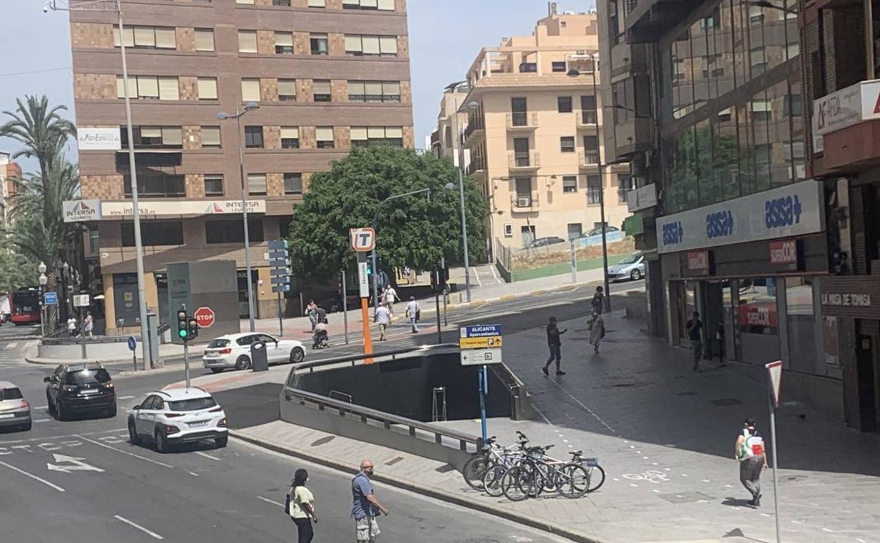 Tránsito de peatones y vehículos en el centro de Alicante. 