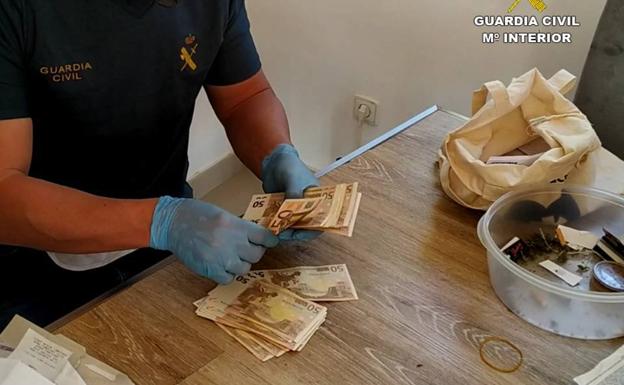 Dinero intervenido durante la operación.