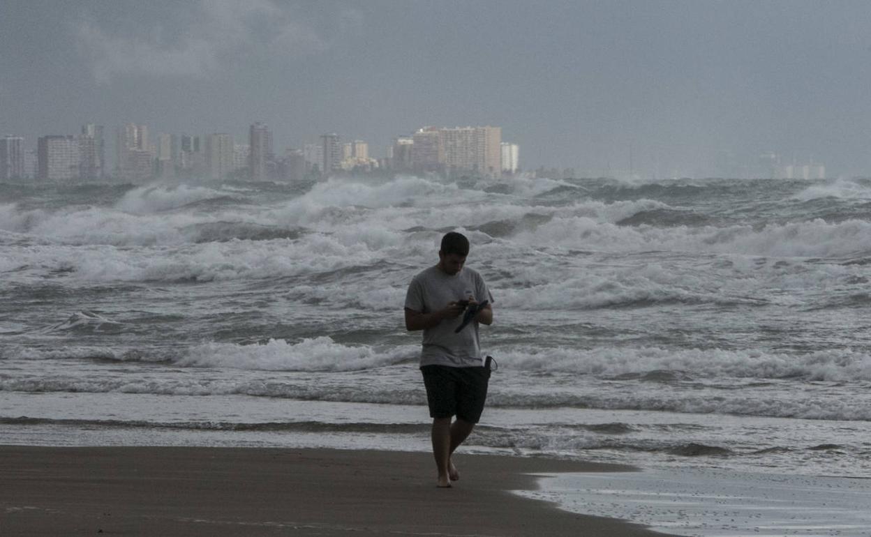 Intenso oleaje durante este miércoles en la playa de la Malvarrosa de Valencia.