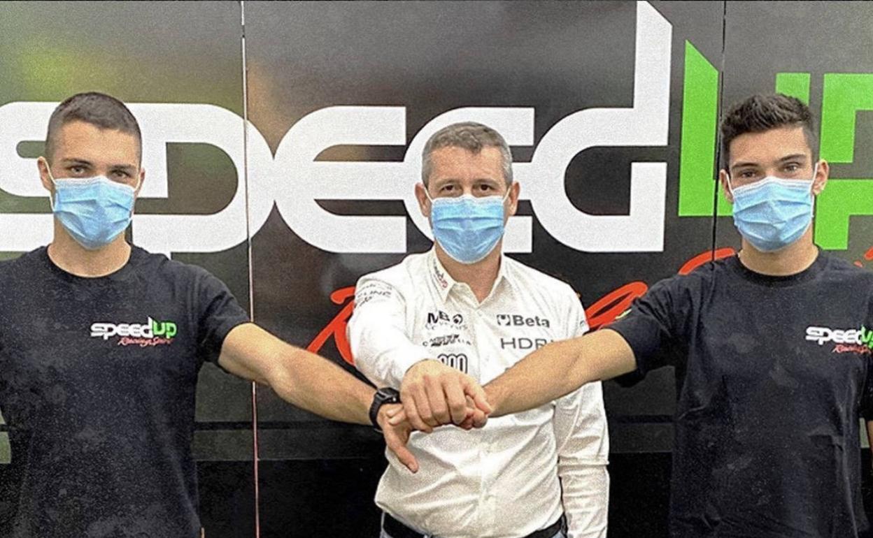 Navarro, la la derecha, junto al jefe del equipo y , a la izquieerda, su nuevo compañero, Yari Montella. 