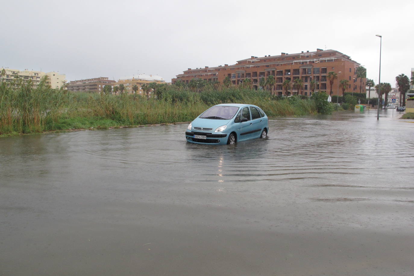 Calles inundadas por el temporal en Denia, este miércoles.