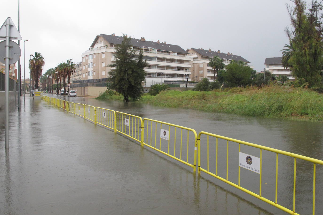 Calles inundadas por el temporal en Denia, este miércoles.