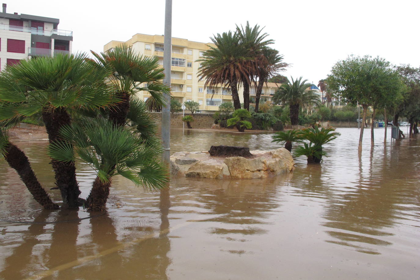 Calles inundadas por el temporal en Denia, este miércoles.