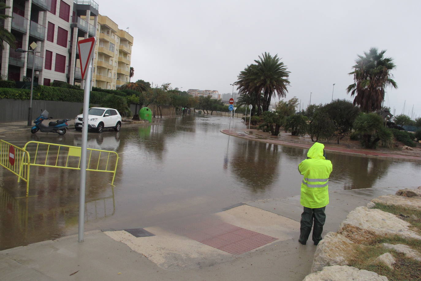 Calles inundadas por el temporal en Denia, este miércoles.