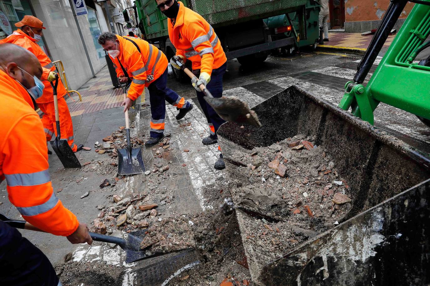 Los servicios de limpieza del ayuntamiento de Cullera trabajan desde primeras horas para retirar escombros y ramas en la localidad