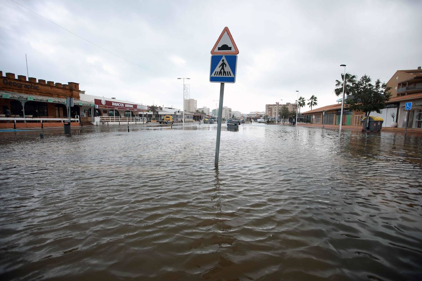 Un calle junto al paseo marítimo de Xàbia