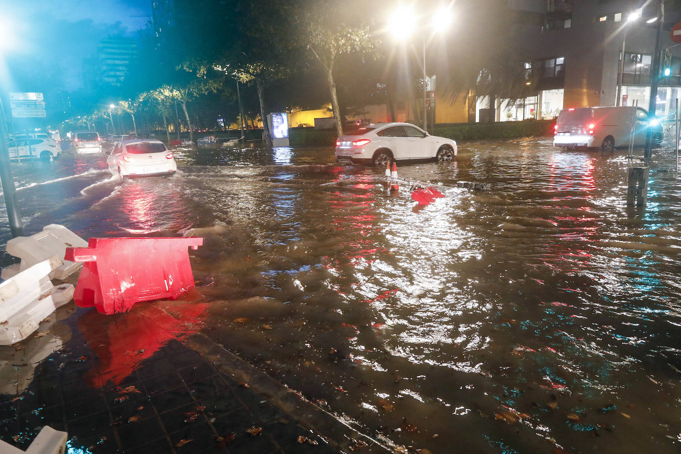 Fotos: Una fuerte tromba descarga sobre la ciudad de Valencia