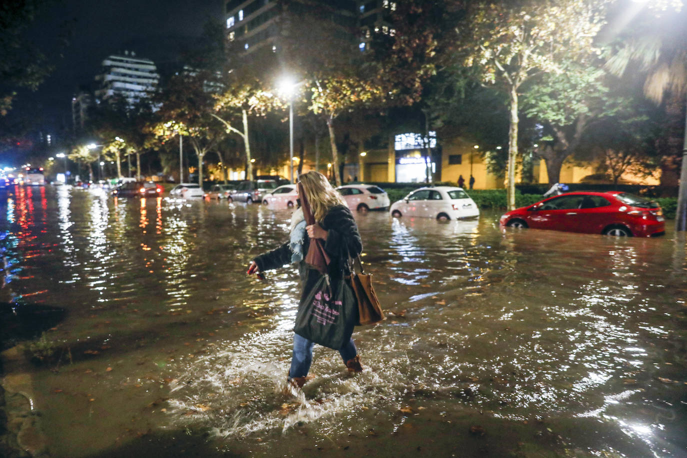 Fotos: Una fuerte tromba descarga sobre la ciudad de Valencia