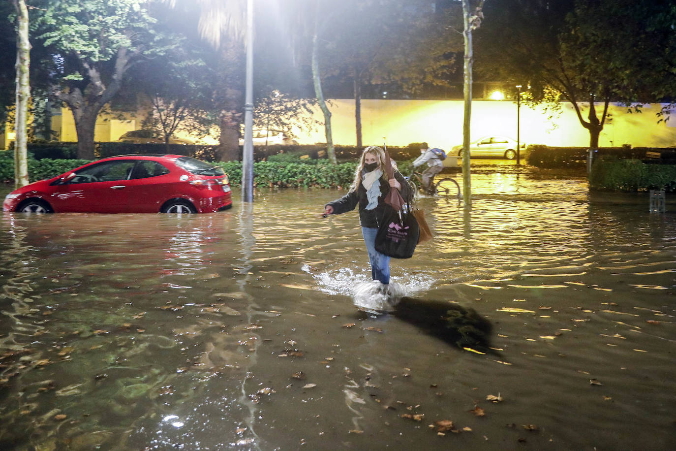 Fotos: Una fuerte tromba descarga sobre la ciudad de Valencia