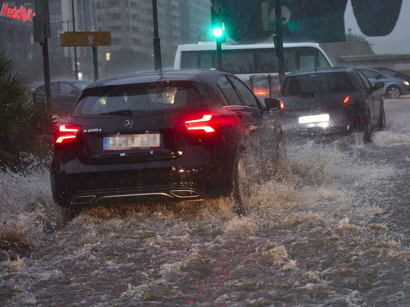 Fotos: Una fuerte tromba descarga sobre la ciudad de Valencia