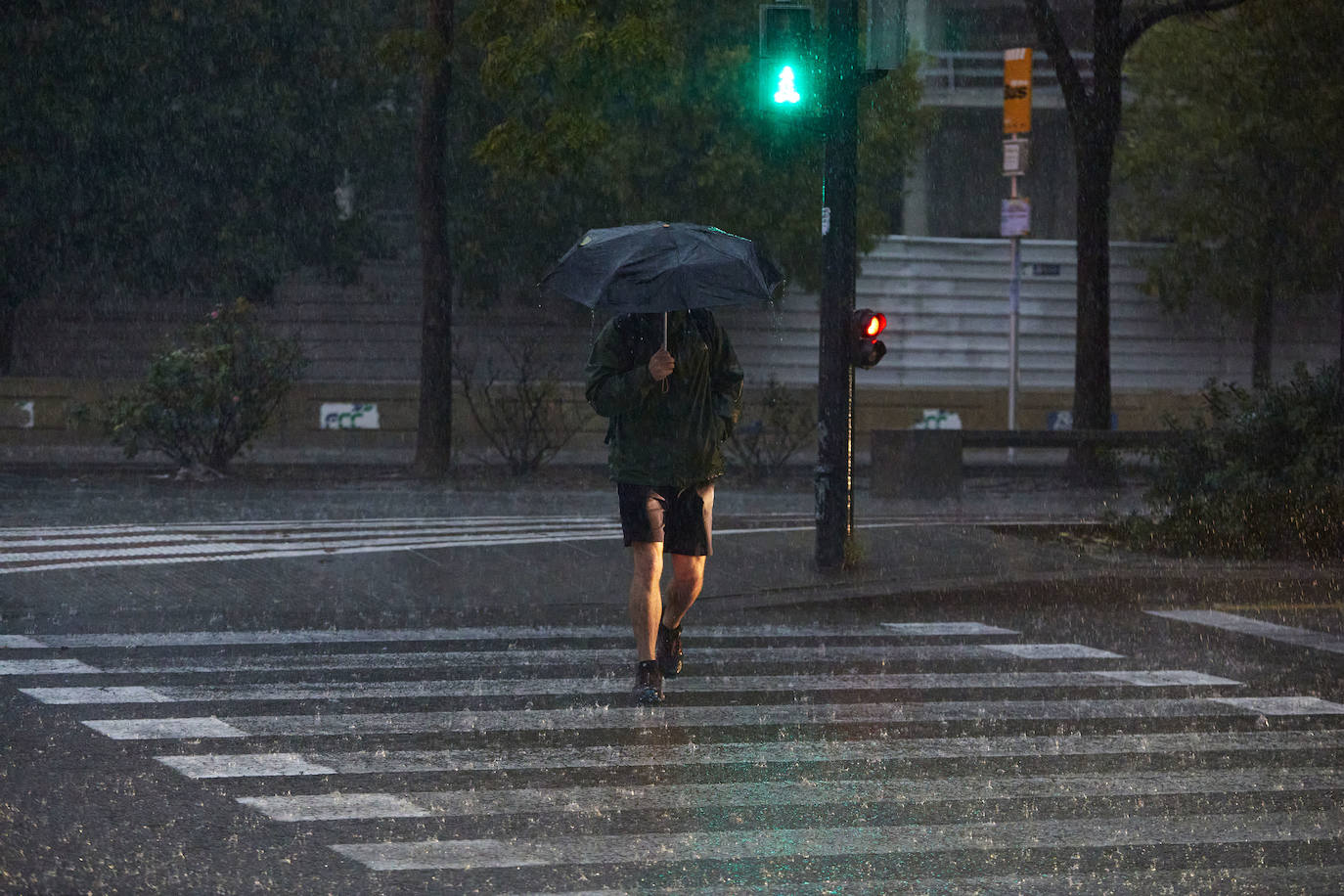 Fotos: Una fuerte tromba descarga sobre la ciudad de Valencia