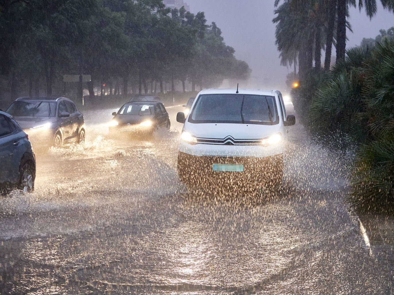 Fotos: Una fuerte tromba descarga sobre la ciudad de Valencia