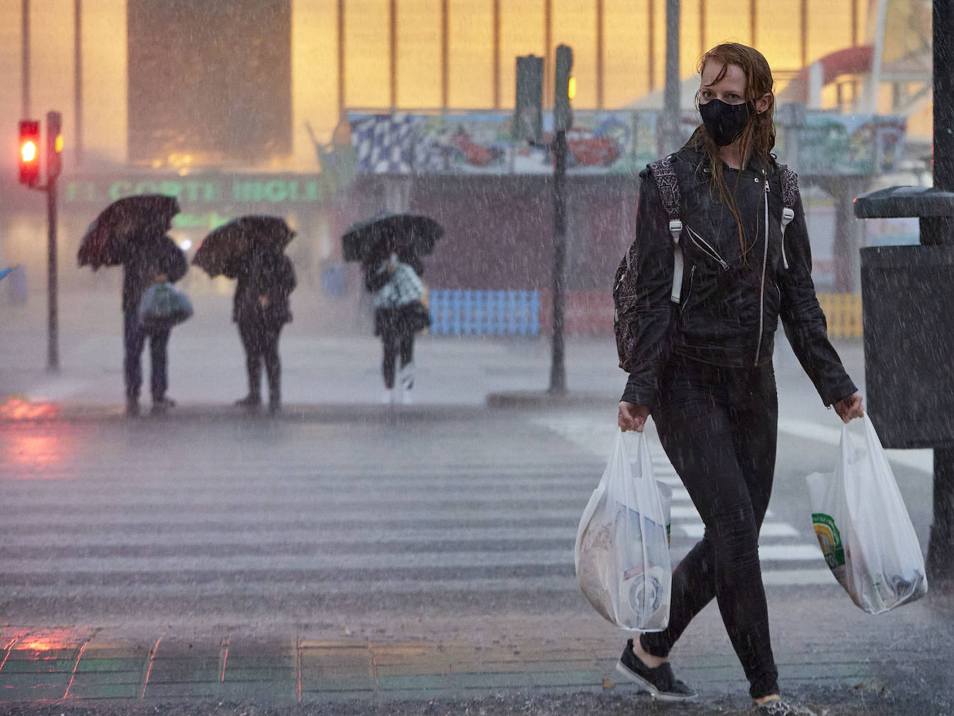 Fotos: Una fuerte tromba descarga sobre la ciudad de Valencia