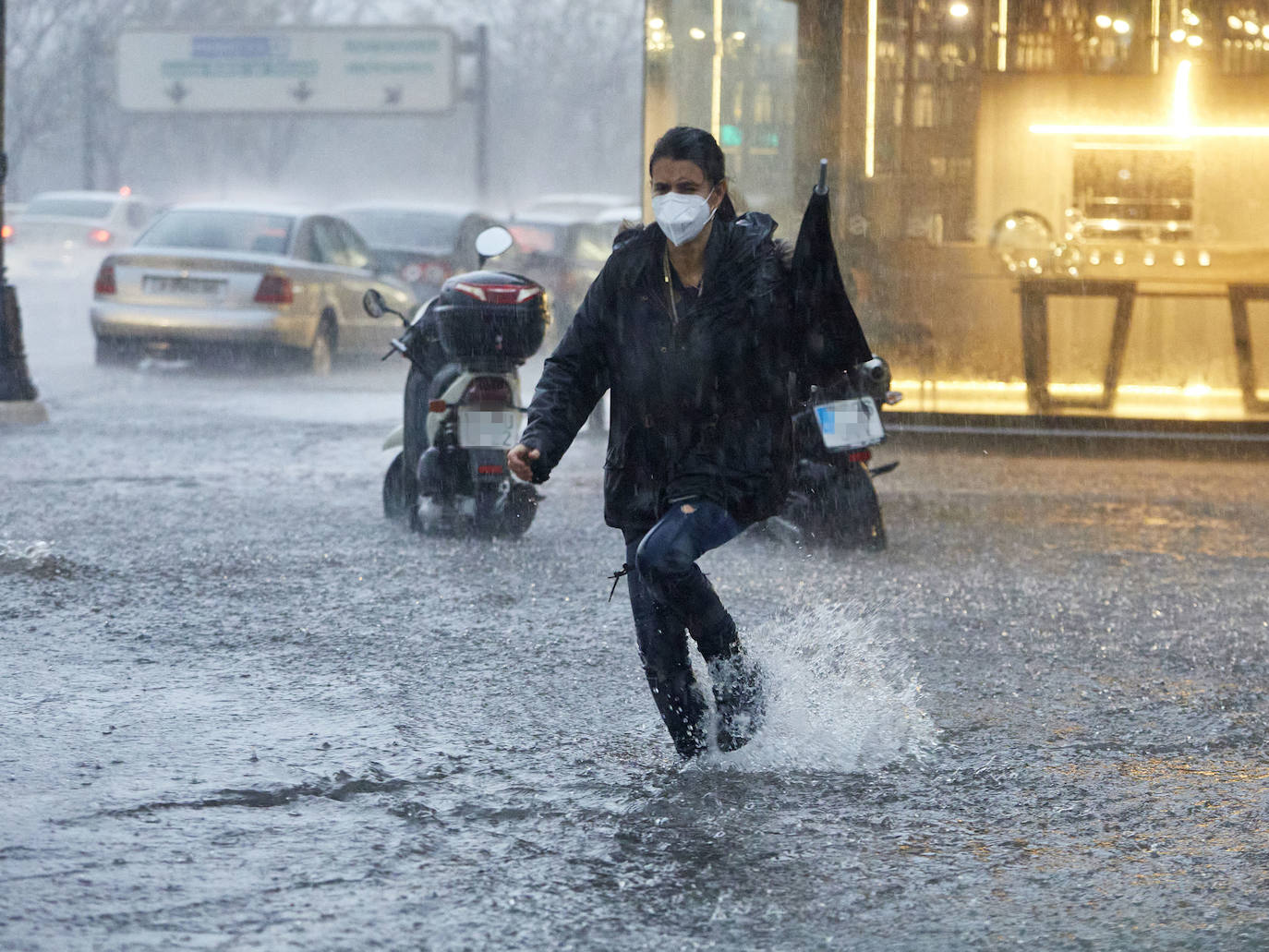 Fotos: Una fuerte tromba descarga sobre la ciudad de Valencia