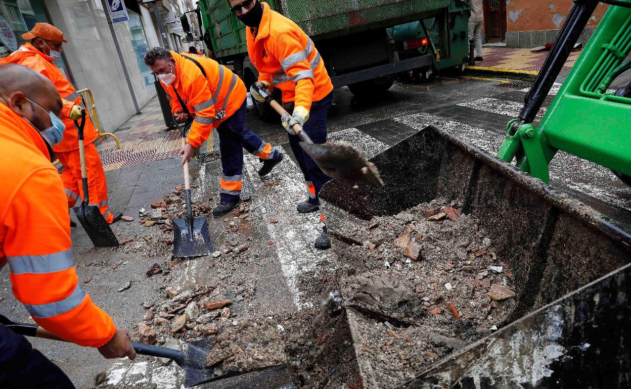 Los servicios de limpieza de Cullera limpian eliminan los escombros de las calles.  