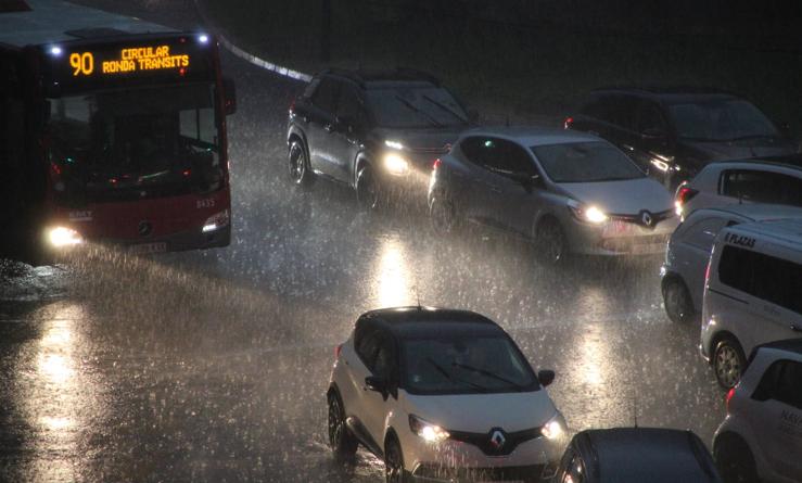 Una fuerte tromba de agua descarga sobre la ciudad de Valencia