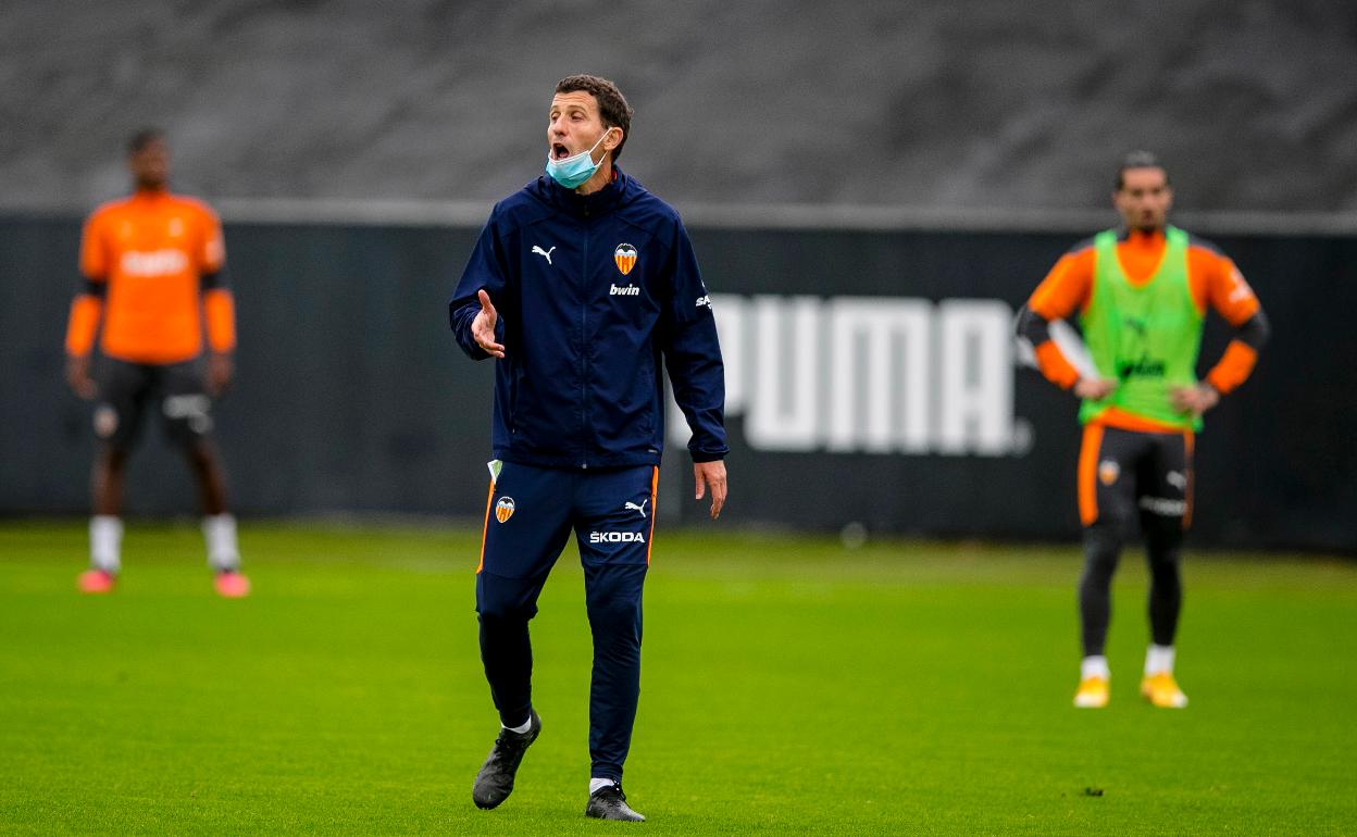 Javi Gracia, durante el entrenamiento de ayer en Paterna. 