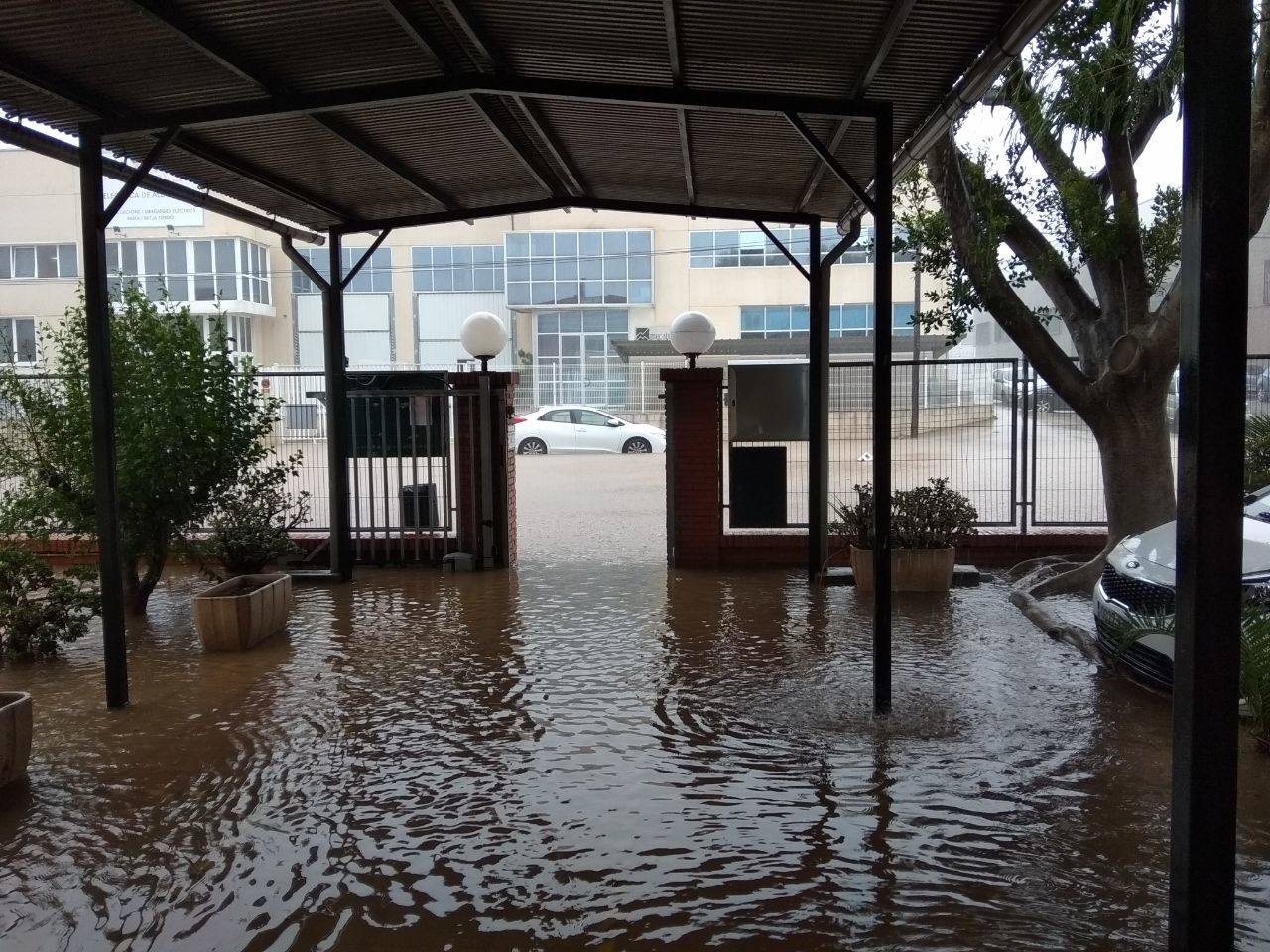 Colegio Carmen Picó en Alzira, totalmente inundado. 