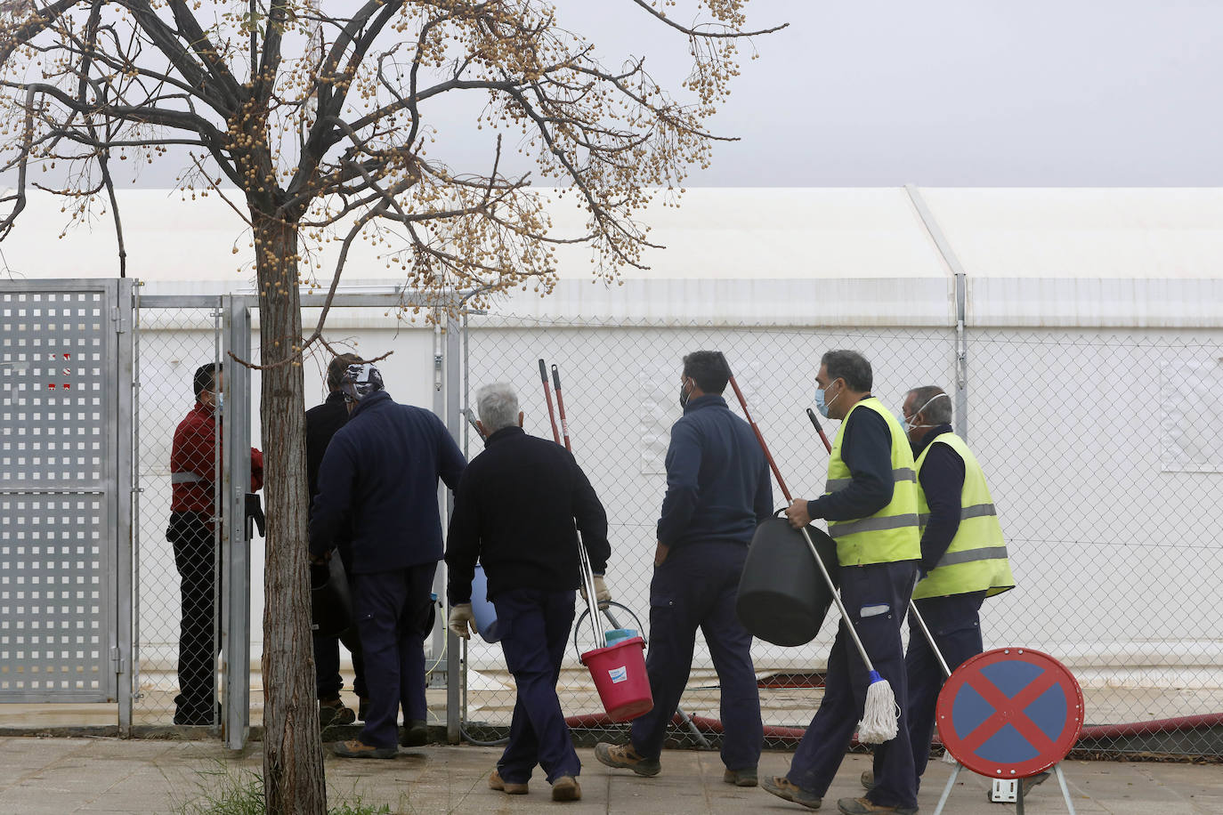 Los operarios adecentan la instalación después de que el agua dejara zonas encharcadas y goteras, e impidiera el uso de algunos ordenadores