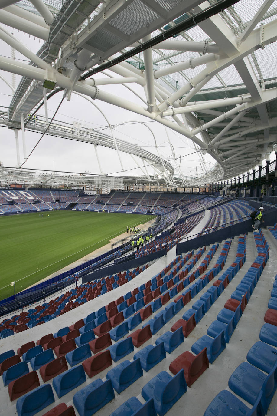 La nueva cubierta, junto al alumbrado y los videomarcadores, proyectan una visión novedosa del histórico estadio del Levante