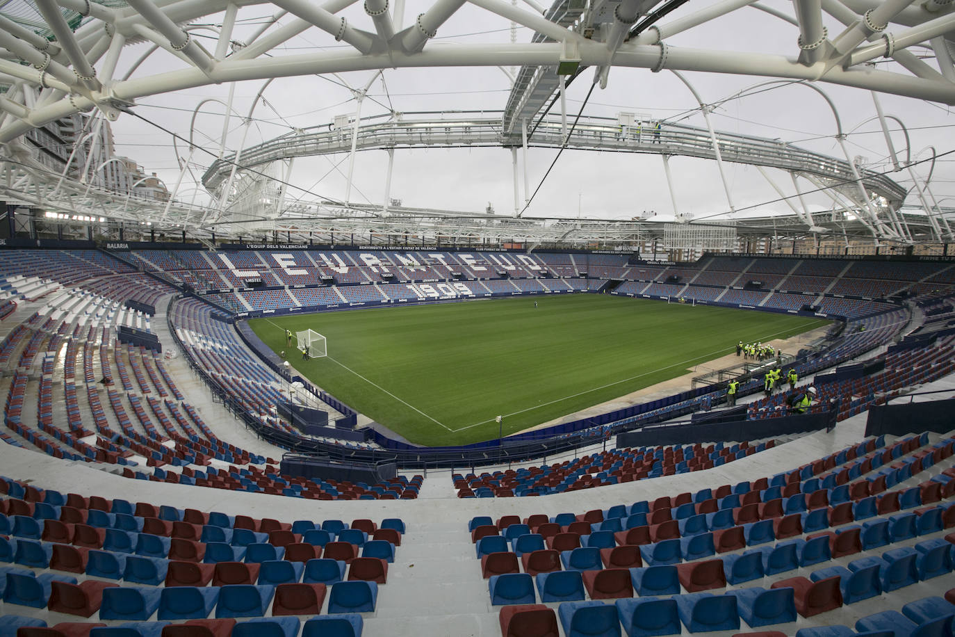 La nueva cubierta, junto al alumbrado y los videomarcadores, proyectan una visión novedosa del histórico estadio del Levante