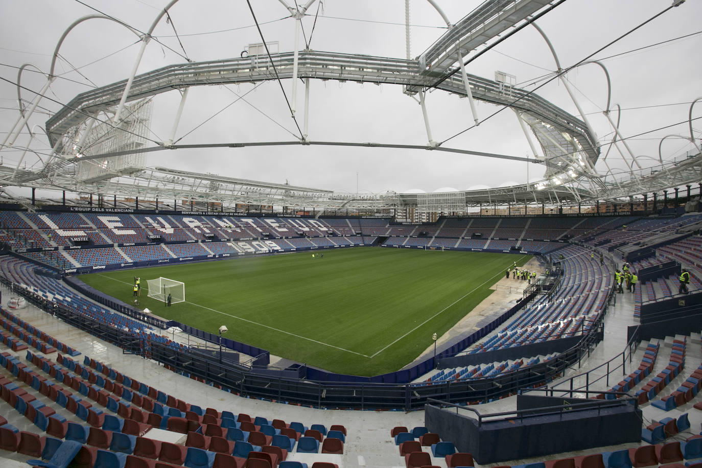 La nueva cubierta, junto al alumbrado y los videomarcadores, proyectan una visión novedosa del histórico estadio del Levante