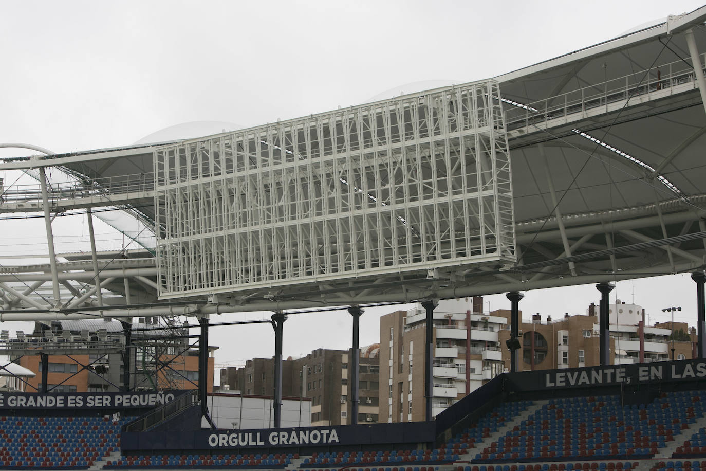 La nueva cubierta, junto al alumbrado y los videomarcadores, proyectan una visión novedosa del histórico estadio del Levante