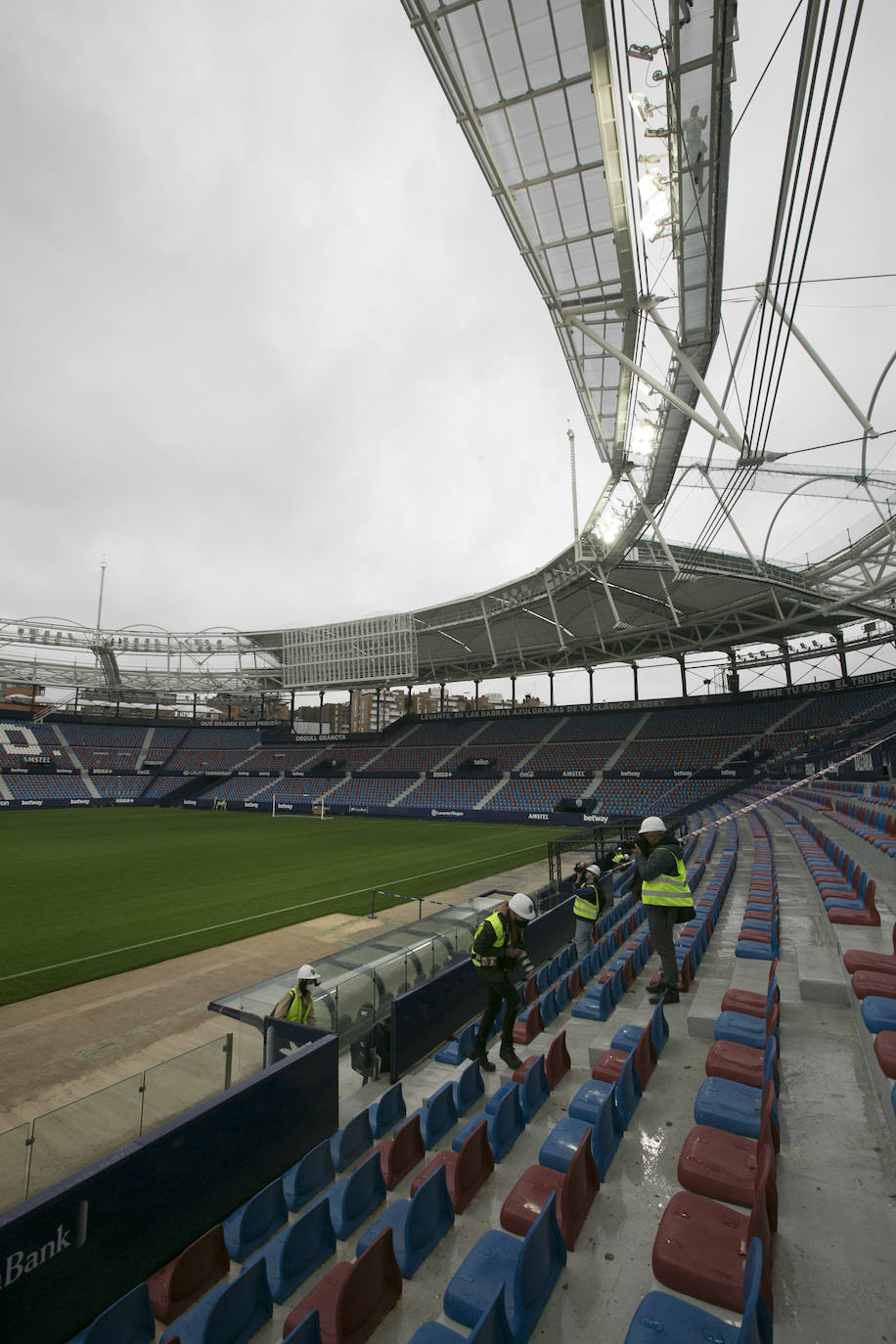 La nueva cubierta, junto al alumbrado y los videomarcadores, proyectan una visión novedosa del histórico estadio del Levante