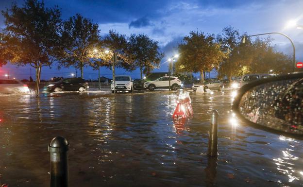 Galería. Una tromba descarga sobre Valencia. 