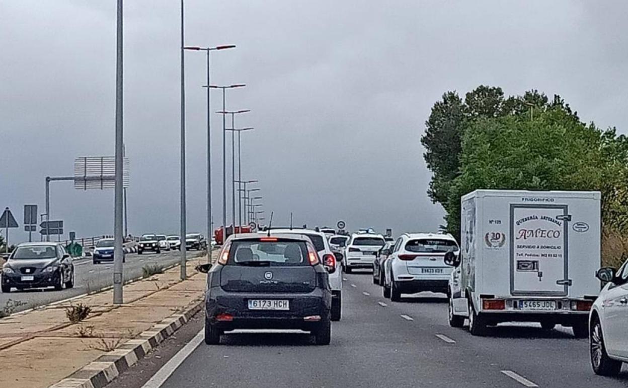 El vuelco de un coche en el puente de Picanya causa colas de cuatro kilómetros en el acceso a Valencia