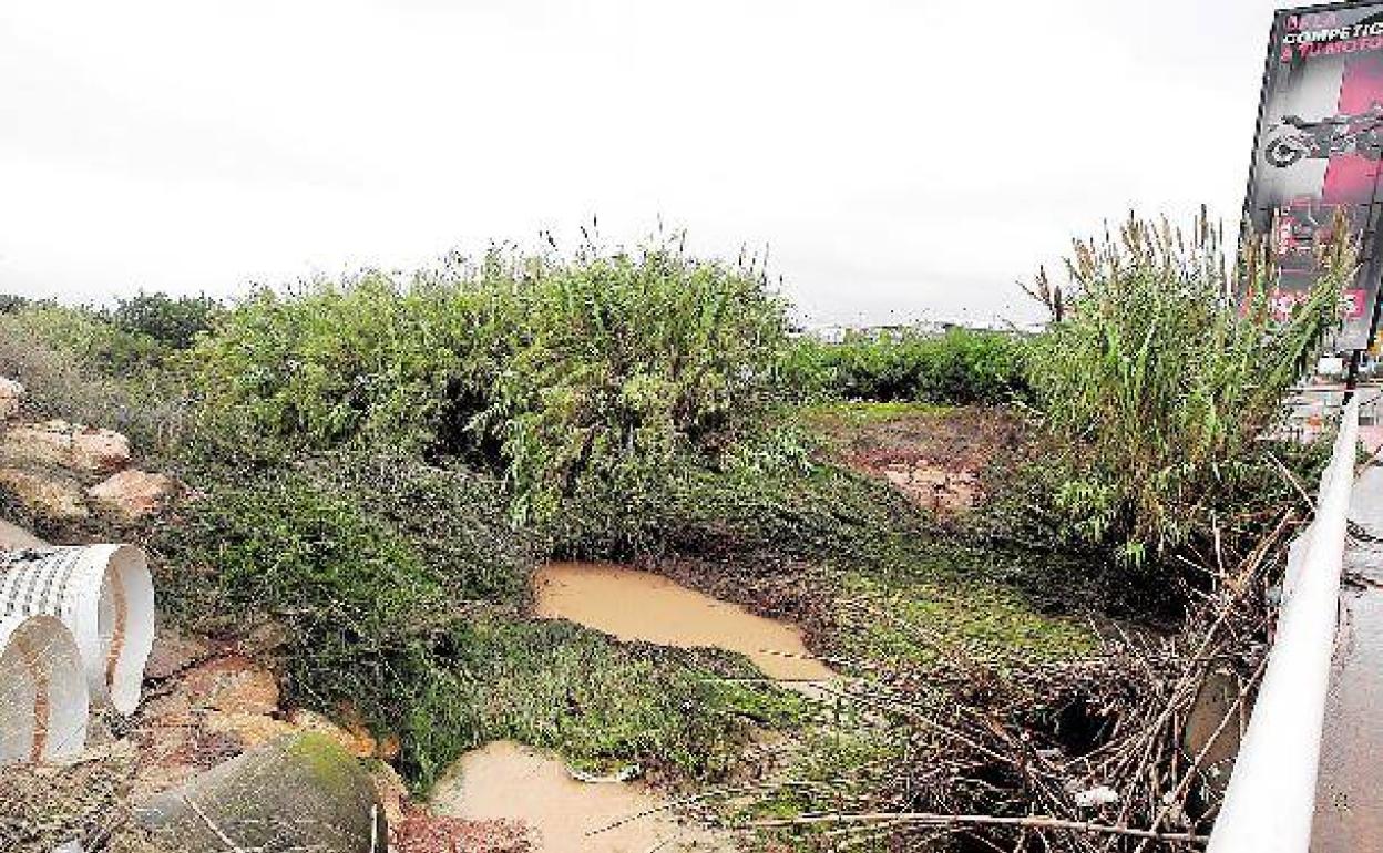 Barranco de Sechara, a su paso cerca de la puerta principal del Circuit, donde se generaron aglomeraciones de agua el jueves. 