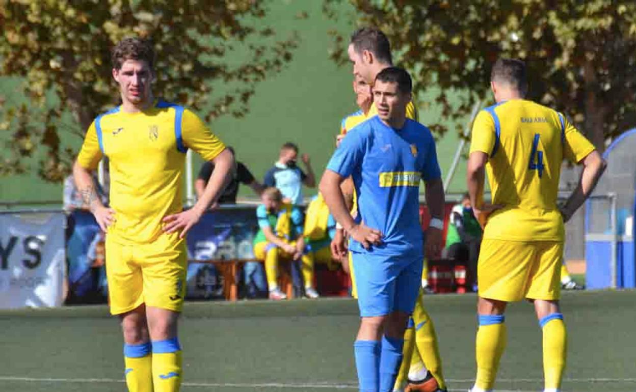 Los jugadores del Dénia y el Pedreguer durante un enfrentamiento.