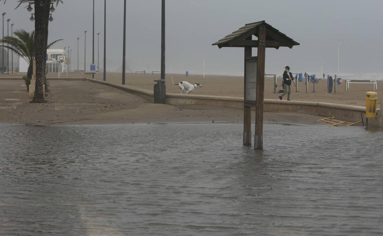 Laguna formada en el paseo marítimo de la playa del Cabanyal. 